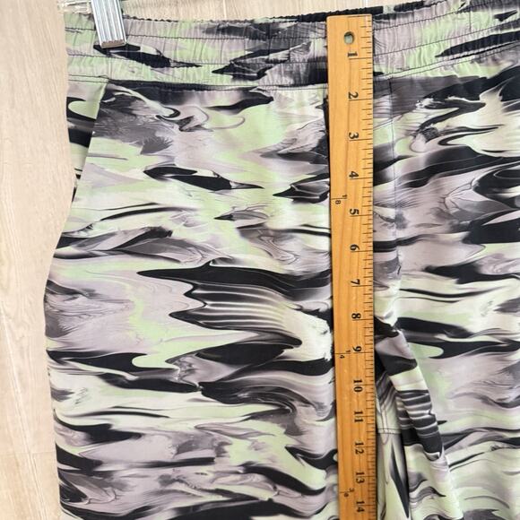 Lululemon Pace Breaker 7” Inseam Shorts Mens Small Linerless Paint Glide Multi - Picture 5 of 9